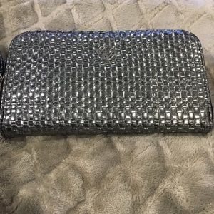 Women’s wallet with charging port